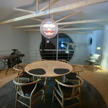 Sculptural House With Sauna By Thorso 度假居